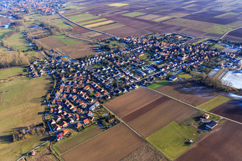 Vue aérienne de Vue d'ensemble du village en hiver avec peu de neige du nord-ouest à Knittelsheim dans le département Rhénanie-Palatinat, Allemagne