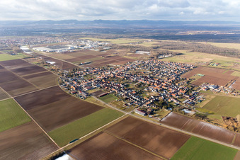 Vue aérienne de Champs agricoles et terres agricoles à Ottersheim bei Landau dans le département Rhénanie-Palatinat, Allemagne