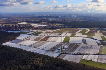 Vue aérienne de La première éolienne du parc éolien de Hatzenbühler en hiver avec de la neige à Hatzenbühl dans le département Rhénanie-Palatinat, Allemagne