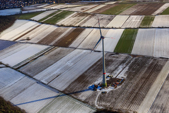 Vue aérienne de La première éolienne du parc éolien de Hatzenbühler en hiver avec de la neige à Hatzenbühl dans le département Rhénanie-Palatinat, Allemagne