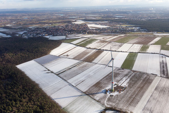 Vue aérienne de Chantier de construction enneigé en hiver pour l'assemblage de la tour de l'éolienne à Hatzenbühl dans le département Rhénanie-Palatinat, Allemagne