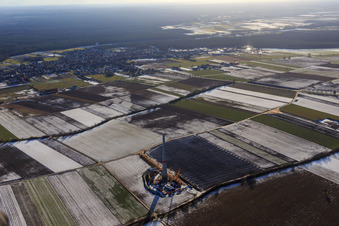 Photographie aérienne de La première éolienne du parc éolien de Hatzenbühler en hiver avec de la neige à Hatzenbühl dans le département Rhénanie-Palatinat, Allemagne