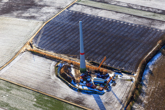 Vue aérienne de Montage du mât d'une éolienne du parc éolien de Hatzenbühler en hiver avec de la neige à Hatzenbühl dans le département Rhénanie-Palatinat, Allemagne