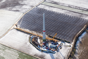 Vue aérienne de Chantier de construction enneigé en hiver pour l'assemblage de la tour de l'éolienne à Hatzenbühl dans le département Rhénanie-Palatinat, Allemagne