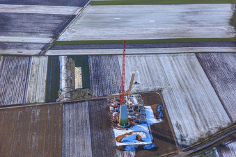 Vue aérienne de Montage du mât d'une éolienne du parc éolien de Hatzenbühler en hiver avec de la neige à Hatzenbühl dans le département Rhénanie-Palatinat, Allemagne