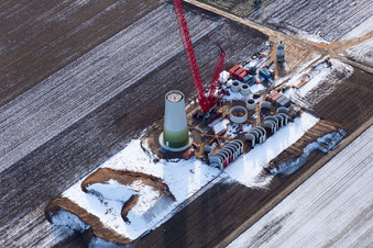 Photographie aérienne de Chantier de construction enneigé en hiver pour l'assemblage de la tour de l'éolienne à Hatzenbühl dans le département Rhénanie-Palatinat, Allemagne