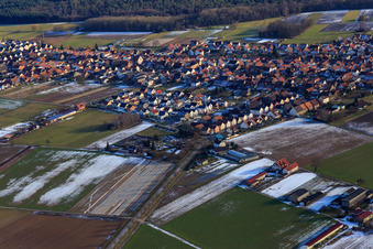 Vue aérienne de Lindenstraße en hiver avec de la neige du nord-ouest à Hatzenbühl dans le département Rhénanie-Palatinat, Allemagne