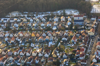 Vue aérienne de Haardtstraße x Birkenstraße en hiver avec de la neige à Kandel dans le département Rhénanie-Palatinat, Allemagne