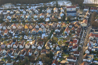 Vue aérienne de Haardtstraße x Birkenstraße en hiver avec de la neige à Kandel dans le département Rhénanie-Palatinat, Allemagne
