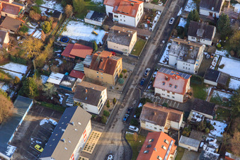 Vue aérienne de Elsässer Straße en hiver avec de la neige à Kandel dans le département Rhénanie-Palatinat, Allemagne