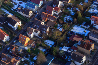 Vue aérienne de Route forestière en hiver avec neige à Kandel dans le département Rhénanie-Palatinat, Allemagne