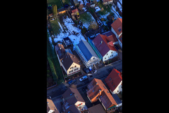 Vue oblique de Nouvelle maison unifamiliale à Waldstraße en hiver avec de la neige à Kandel dans le département Rhénanie-Palatinat, Allemagne