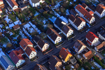 Vue aérienne de Waldstraße x Südendstraße en hiver avec de la neige à Kandel dans le département Rhénanie-Palatinat, Allemagne