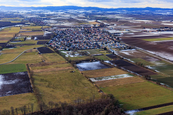 Vue aérienne de Vue du village en hiver avec peu de neige depuis l'est à Minfeld dans le département Rhénanie-Palatinat, Allemagne
