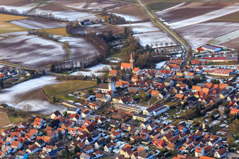 Vue aérienne de Deux églises à Herrengasse en hiver avec peu de neige du sud-est à Minfeld dans le département Rhénanie-Palatinat, Allemagne
