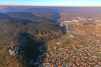 Vue aérienne de Vue d'ensemble du village au bord du Haardt avec le château de Landeck en hiver avec peu de neige du sud à Klingenmünster dans le département Rhénanie-Palatinat, Allemagne