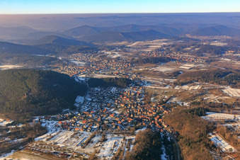 Vue aérienne de Vue du village dans la forêt du Palatinat en hiver avec peu de neige du sud à le quartier Stein in Gossersweiler-Stein dans le département Rhénanie-Palatinat, Allemagne