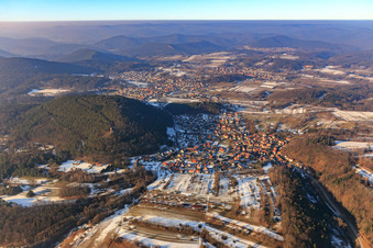 Vue aérienne de Vue d'ensemble du village dans la forêt du Palatinat en hiver avec peu de neige du sud à le quartier Stein in Gossersweiler-Stein dans le département Rhénanie-Palatinat, Allemagne