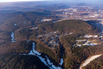 Vue aérienne de Village de vacances Eichwald en hiver avec de la neige à le quartier Gossersweiler in Gossersweiler-Stein dans le département Rhénanie-Palatinat, Allemagne