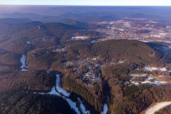 Vue aérienne de Complexe de maisons de vacances enneigées en hiver du parc de vacances Feriendorf Eichwald dans le quartier Feriendorf Eichwald à le quartier Gossersweiler in Gossersweiler-Stein dans le département Rhénanie-Palatinat, Allemagne