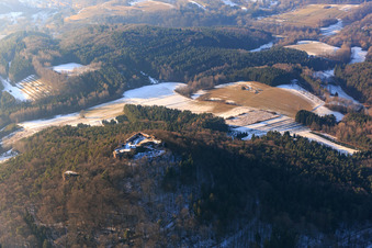 Vue aérienne de Ruines du château de Lindelbrunn en hiver avec peu de neige à Vorderweidenthal dans le département Rhénanie-Palatinat, Allemagne