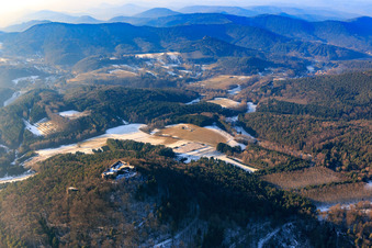 Vue aérienne de Ruines du château de Lindelbrunn en hiver avec peu de neige à Vorderweidenthal dans le département Rhénanie-Palatinat, Allemagne
