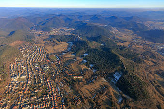 Vue aérienne de Vue de la ville depuis le sud-ouest à Dahn dans le département Rhénanie-Palatinat, Allemagne