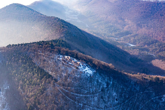 Vue aérienne de Ruines du Höhnburg médiéval Wegelnburg à Schönau dans le département Rhénanie-Palatinat, Allemagne