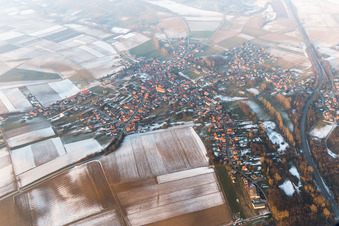 Vue aérienne de Champs agricoles et terres agricoles enneigés en hiver à Riedseltz dans le département Bas Rhin, France