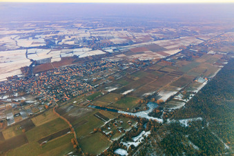 Vue aérienne de Vue d'ensemble du village de Viehstrich en hiver avec peu de neige du sud-ouest à Steinfeld dans le département Rhénanie-Palatinat, Allemagne