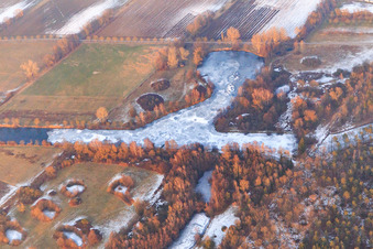 Vue aérienne de Étang aux cygnes gelé et fossé du réservoir à Viehstrich en hiver avec peu de neige du sud-ouest à Steinfeld dans le département Rhénanie-Palatinat, Allemagne