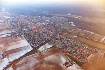 Vue aérienne de Aperçu de la ville en hiver avec peu de neige du nord-ouest à Kandel dans le département Rhénanie-Palatinat, Allemagne