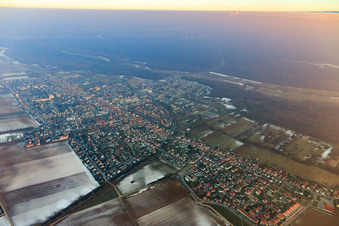 Vue aérienne de Aperçu de la ville en hiver avec peu de neige du nord-ouest à Kandel dans le département Rhénanie-Palatinat, Allemagne