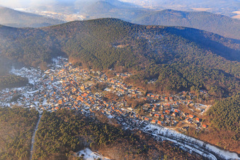 Vue aérienne de La Belle au bois dormant de la forêt du Palatinat en hiver avec peu de neige du sud à Dörrenbach dans le département Rhénanie-Palatinat, Allemagne