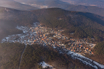 Vue aérienne de Paysage hivernal enneigé de forêt et de montagne de la forêt du sud du Palatinat à Dörrenbach dans le département Rhénanie-Palatinat, Allemagne