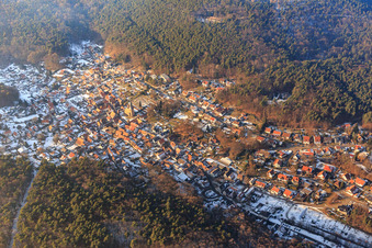 Photographie aérienne de La Belle au bois dormant de la forêt du Palatinat en hiver avec peu de neige du sud à Dörrenbach dans le département Rhénanie-Palatinat, Allemagne