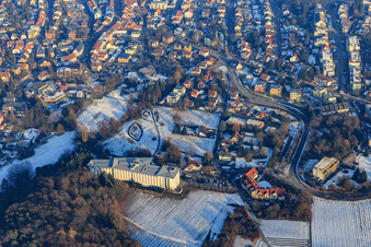 Vue aérienne de Aperçu de la ville en hiver avec peu de neige de l'ouest avec le parc thermal Bad Bergzabern à la clinique Edith Stein à Bad Bergzabern dans le département Rhénanie-Palatinat, Allemagne