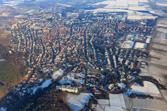 Vue aérienne de Aperçu de la ville en hiver avec peu de neige de l'ouest avec le parc thermal Bad Bergzabern à la clinique Edith Stein à Bad Bergzabern dans le département Rhénanie-Palatinat, Allemagne