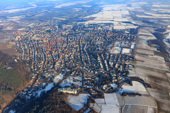 Photographie aérienne de Aperçu de la ville en hiver avec peu de neige de l'ouest avec le parc thermal Bad Bergzabern à la clinique Edith Stein à Bad Bergzabern dans le département Rhénanie-Palatinat, Allemagne