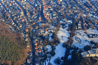 Vue aérienne de Südpfalz Therme au Kurpark Bad Bergzabern en hiver avec peu de neige à Bad Bergzabern dans le département Rhénanie-Palatinat, Allemagne