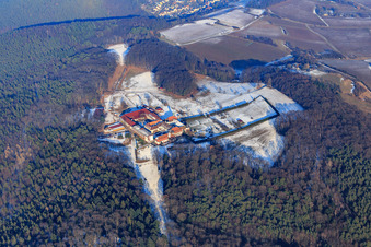 Vue aérienne de Pension pour chevaux au monastère de Liebfrauenberg en hiver avec de la neige à Bad Bergzabern dans le département Rhénanie-Palatinat, Allemagne