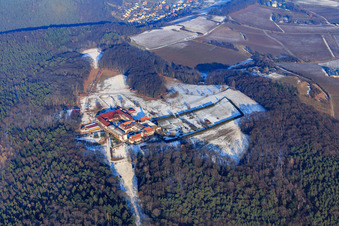 Vue aérienne de Pension pour chevaux au monastère de Liebfrauenberg en hiver avec de la neige à Bad Bergzabern dans le département Rhénanie-Palatinat, Allemagne