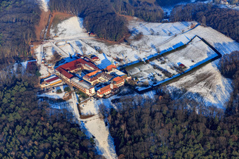 Vue oblique de Pension pour chevaux au monastère de Liebfrauenberg en hiver avec de la neige à Bad Bergzabern dans le département Rhénanie-Palatinat, Allemagne