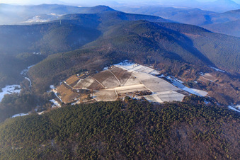 Vue aérienne de Haardtrand-Wolfsteig en hiver à Pleisweiler-Oberhofen dans le département Rhénanie-Palatinat, Allemagne