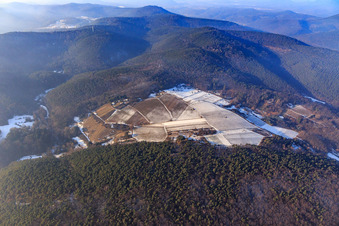 Vue aérienne de Haardtrand-Wolfsteig en hiver à Pleisweiler-Oberhofen dans le département Rhénanie-Palatinat, Allemagne