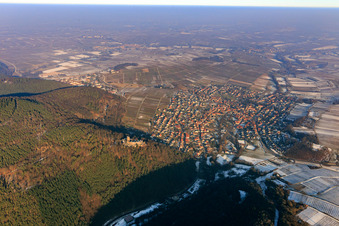 Vue aérienne de Le château de Landeck en hiver avec peu de neige à Klingenmünster dans le département Rhénanie-Palatinat, Allemagne