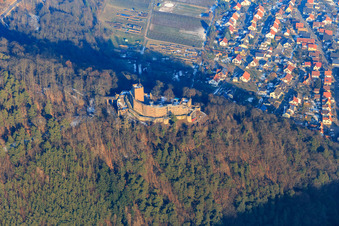 Vue aérienne de Le château de Landeck en hiver avec peu de neige à Klingenmünster dans le département Rhénanie-Palatinat, Allemagne