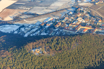 Vue aérienne de Ruine du Waldschlössel au-dessus de l'hôpital d'État de Landeck en hiver avec peu de neige à Klingenmünster dans le département Rhénanie-Palatinat, Allemagne