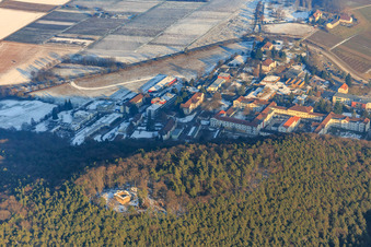 Vue aérienne de Ruine du Waldschlössel au-dessus de l'hôpital d'État de Landeck en hiver avec peu de neige à Klingenmünster dans le département Rhénanie-Palatinat, Allemagne