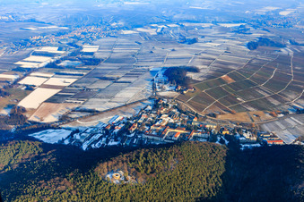 Vue oblique de Ruine du Waldschlössel au-dessus de l'hôpital d'État de Landeck en hiver avec peu de neige à Klingenmünster dans le département Rhénanie-Palatinat, Allemagne